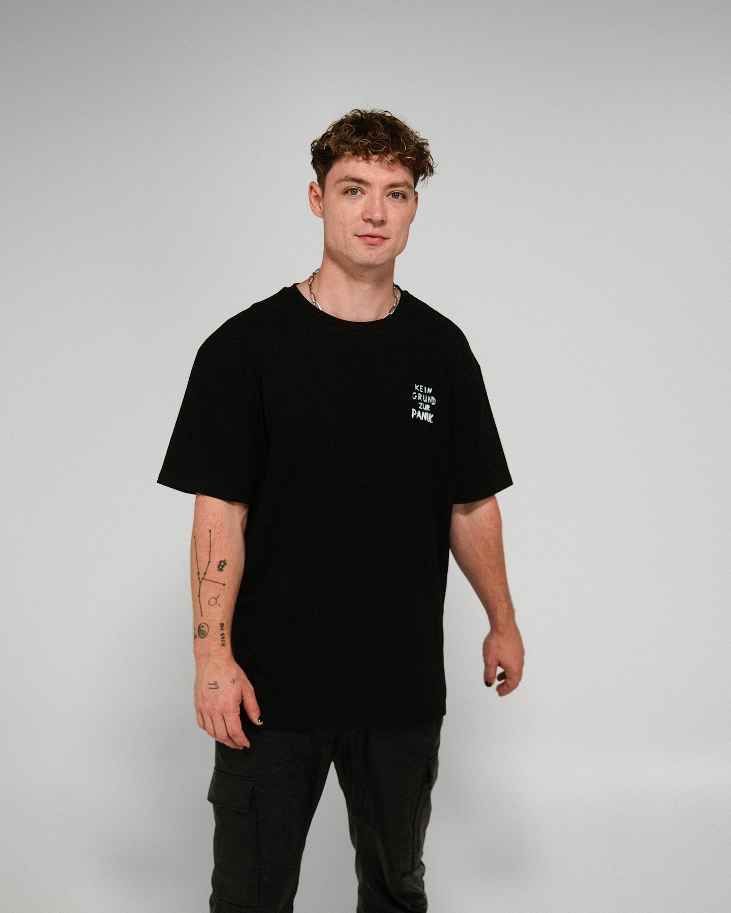 Oversize T-Shirt "Kein Grund zur Panik" schwarz