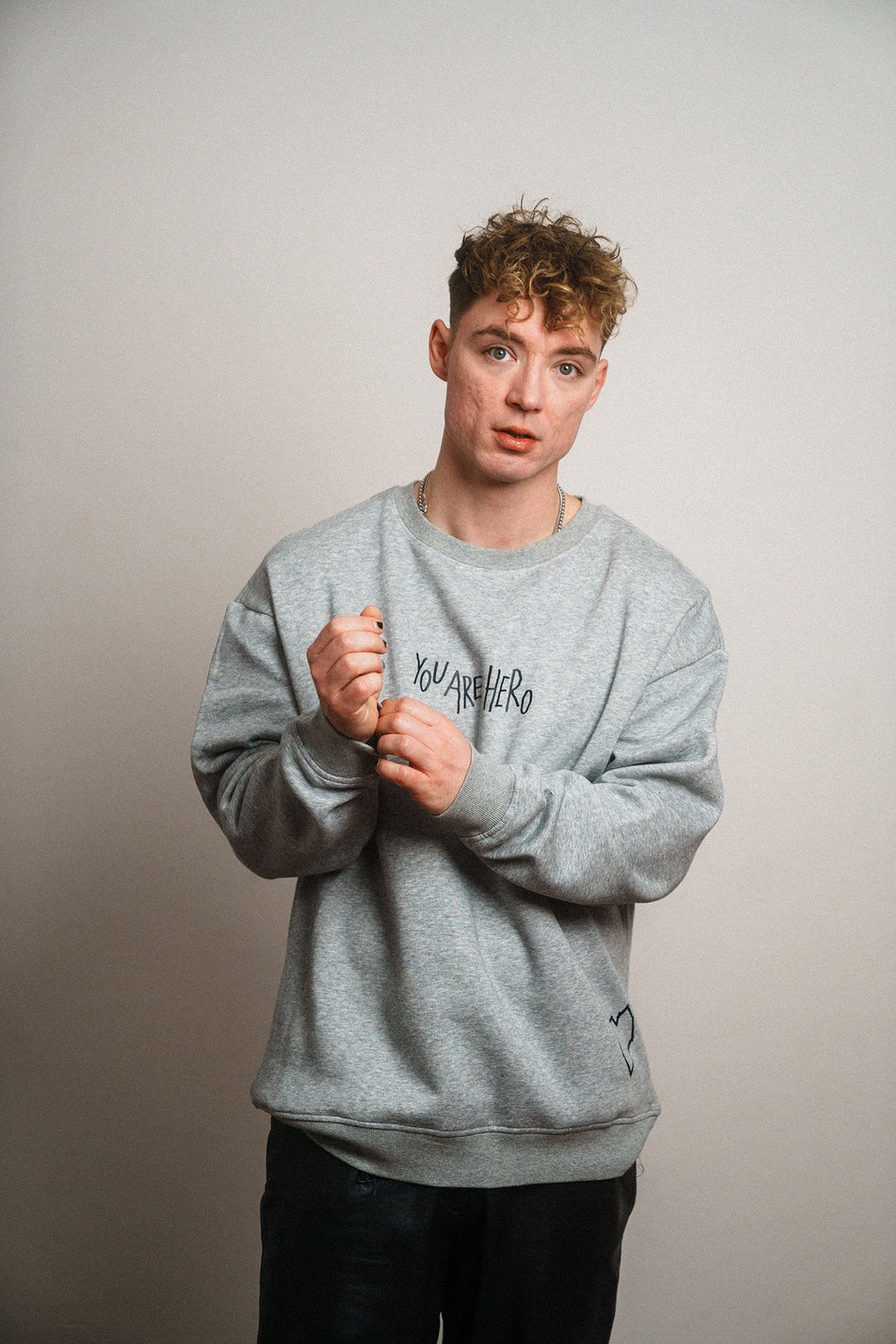 Crewneck "YOU ARE HERO" Grau