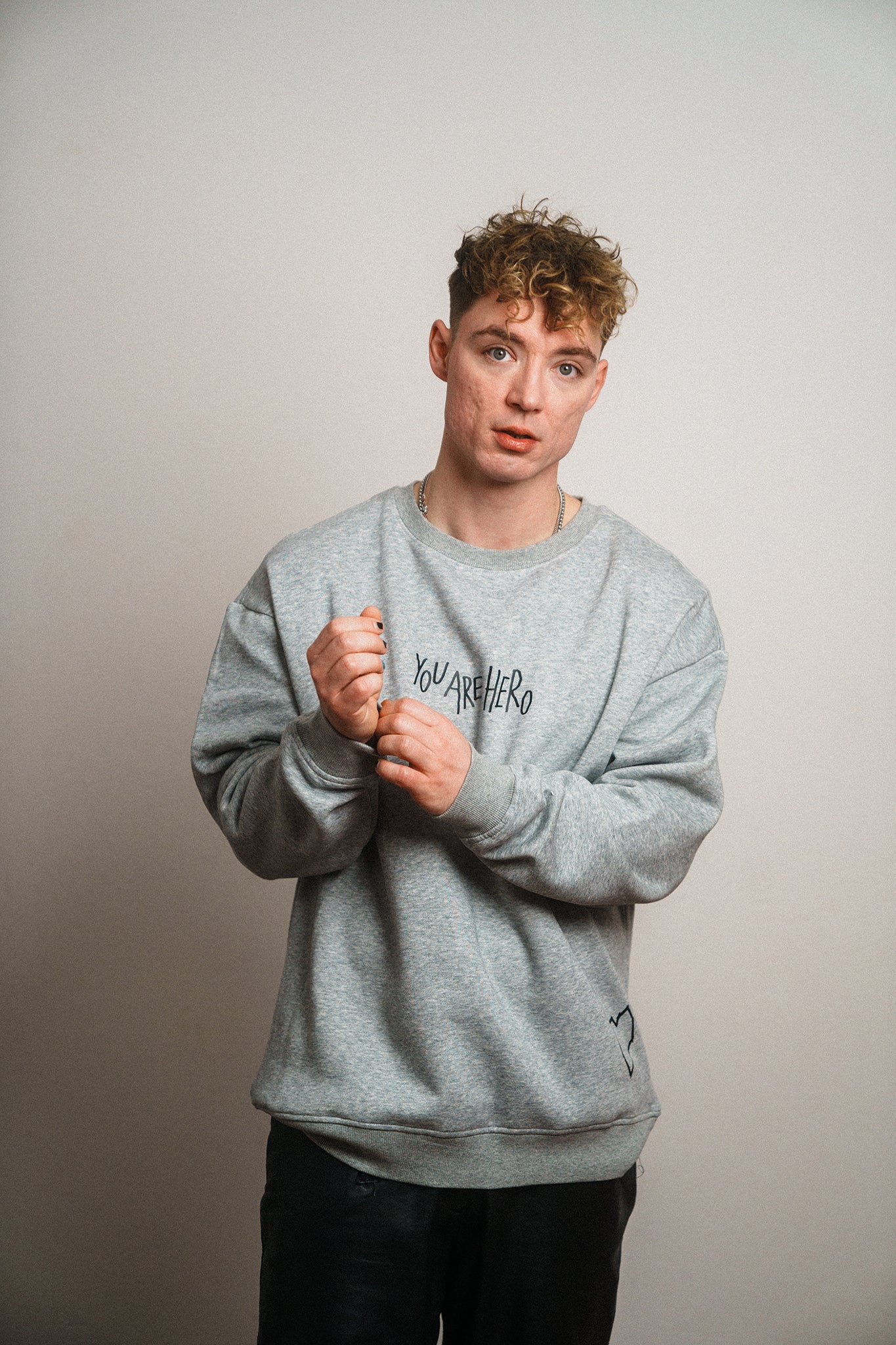 Crewneck "YOU ARE HERO" Grau