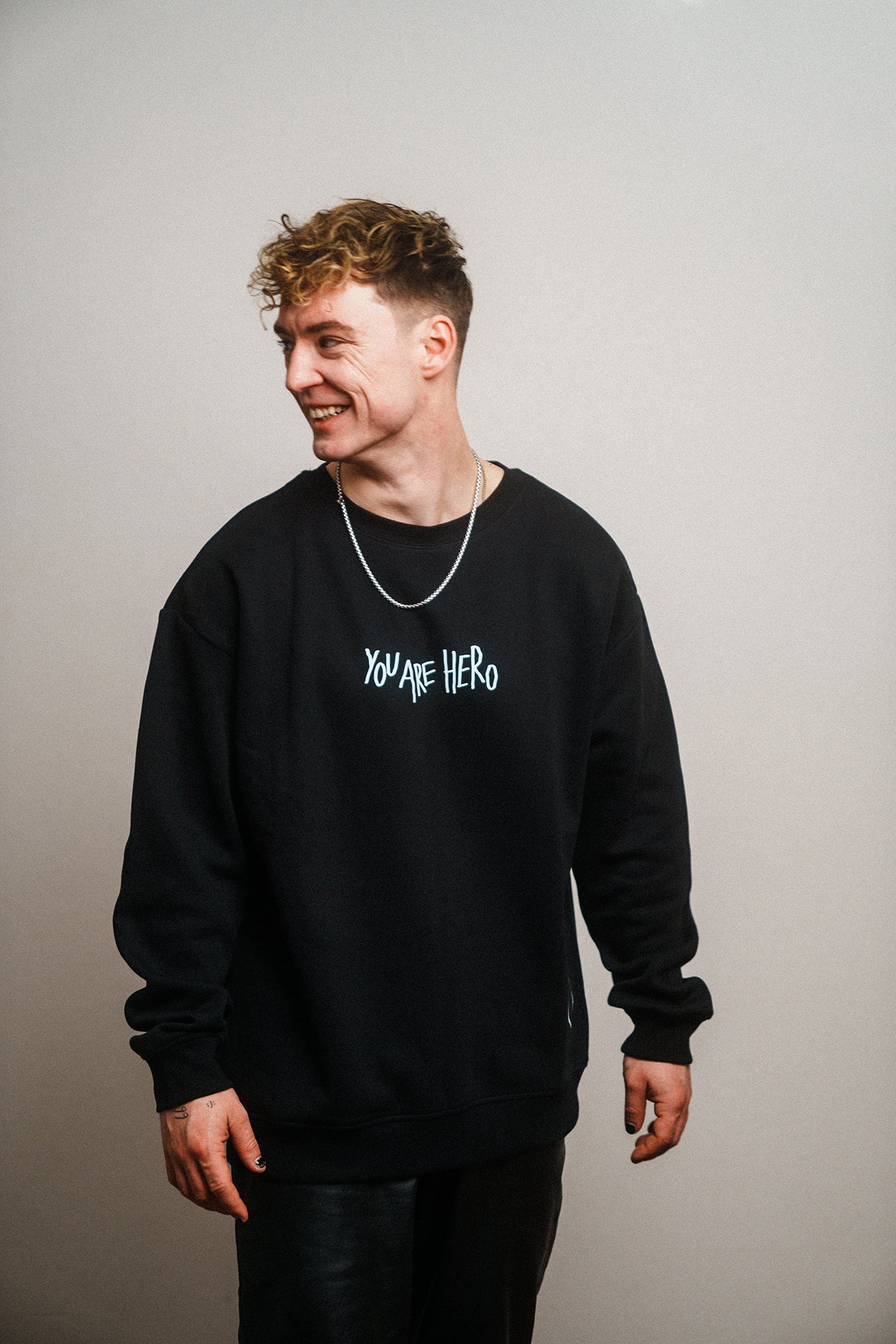 Crewneck "YOU ARE HERO" Schwarz