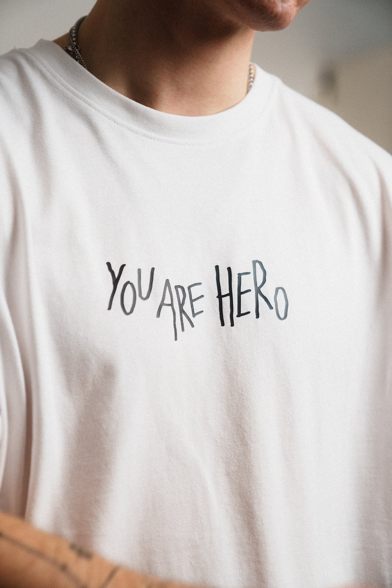 Oversize T-Shirt "YOU ARE HERO" Weiß