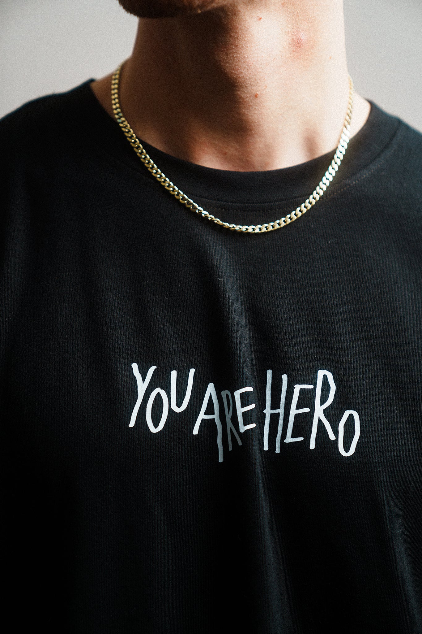 Oversize T-Shirt "YOU ARE HERO" Schwarz