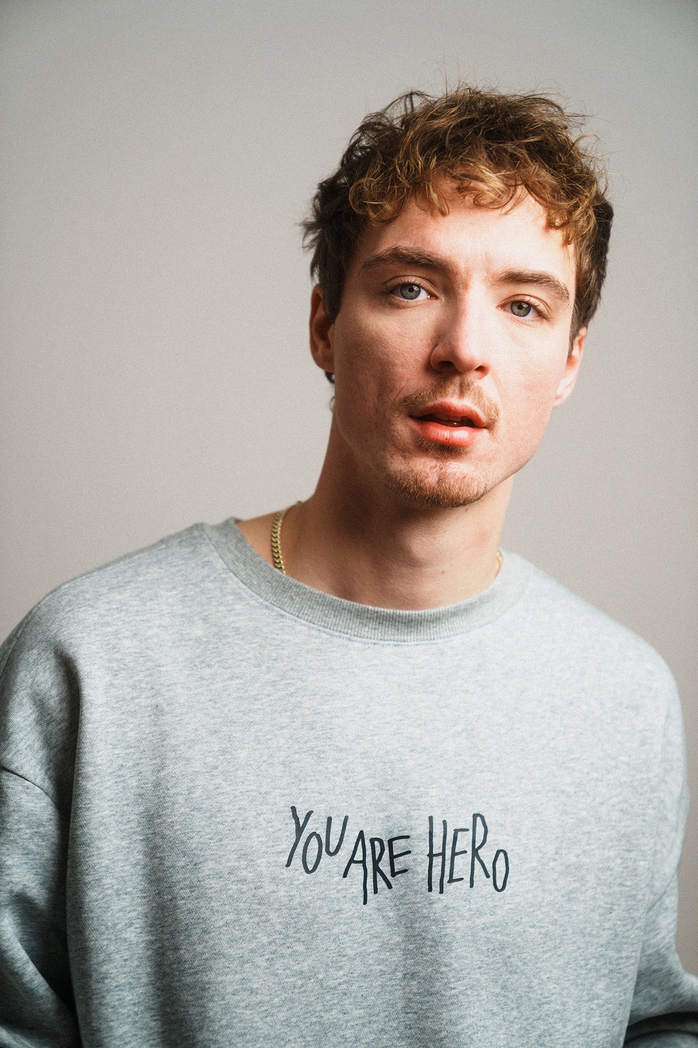 Crewneck "YOU ARE HERO" Grau