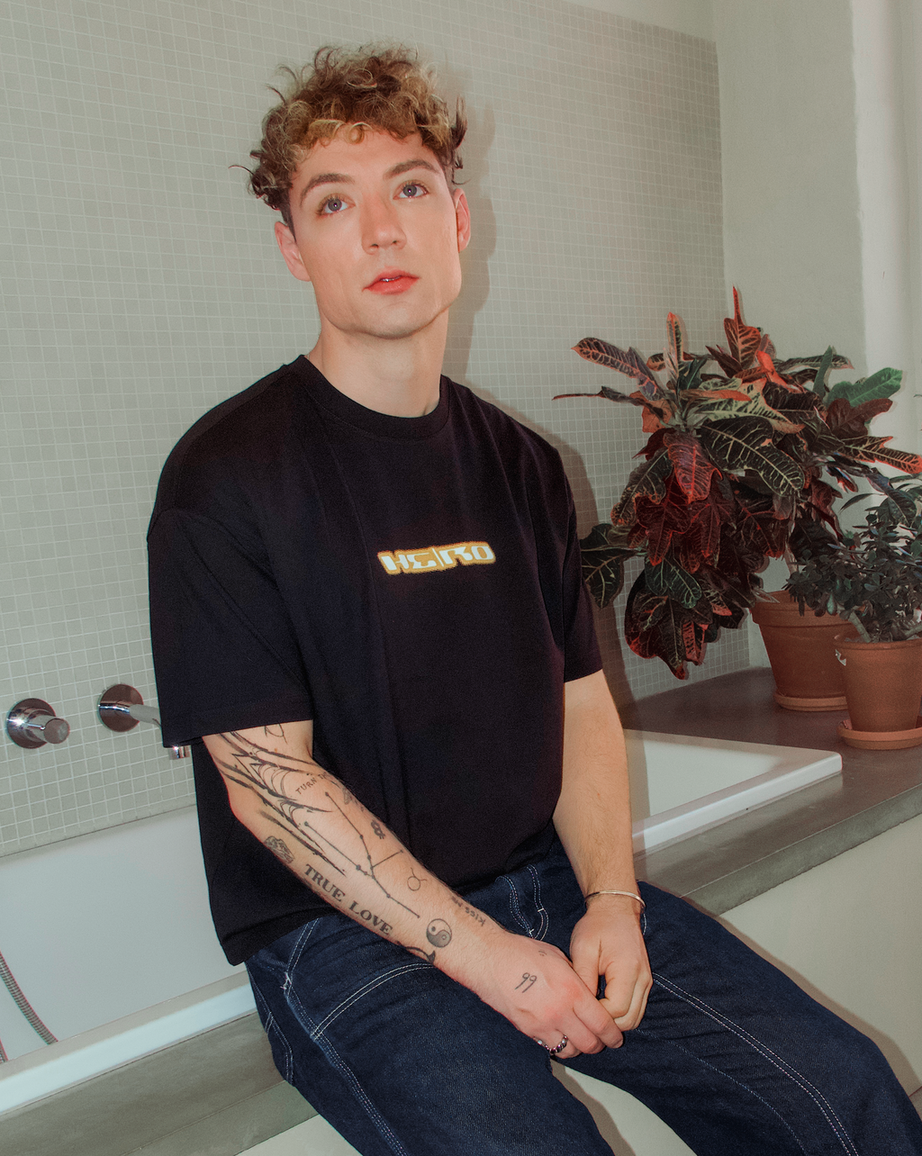 Boxy Oversize T-Shirt "HE/RO" schwarz