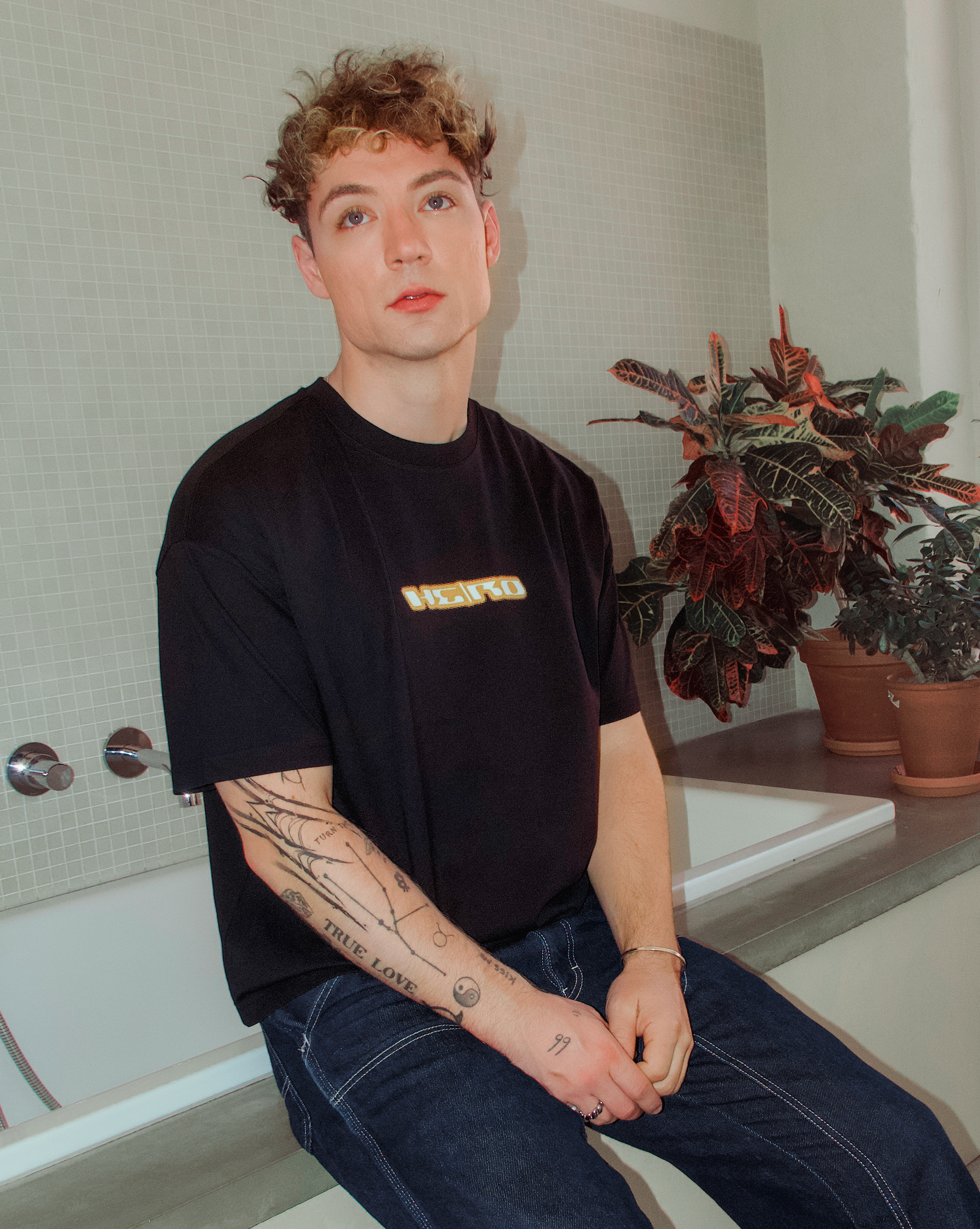 Boxy Oversize T-Shirt "HE/RO" schwarz