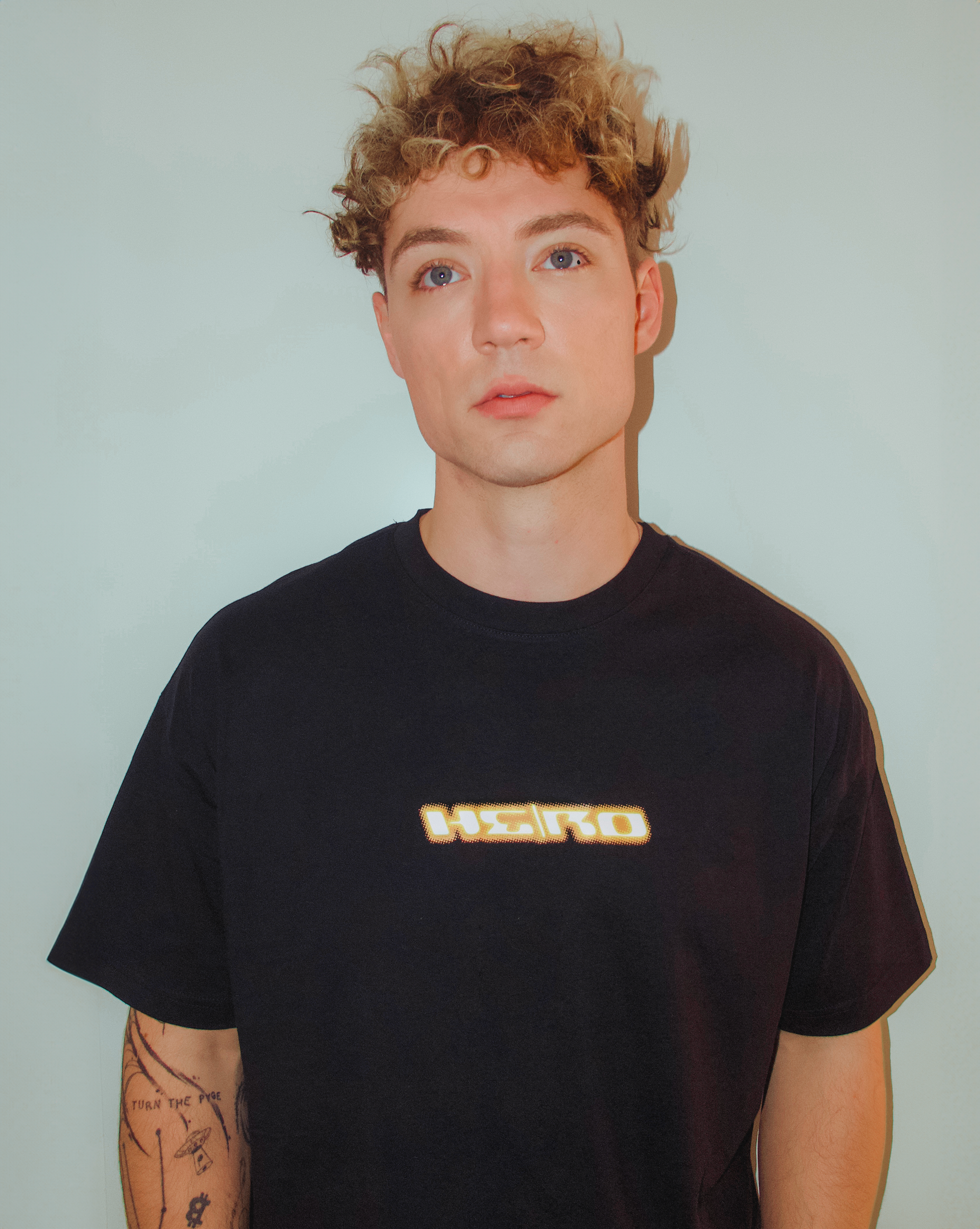 Boxy Oversize T-Shirt "HE/RO" schwarz