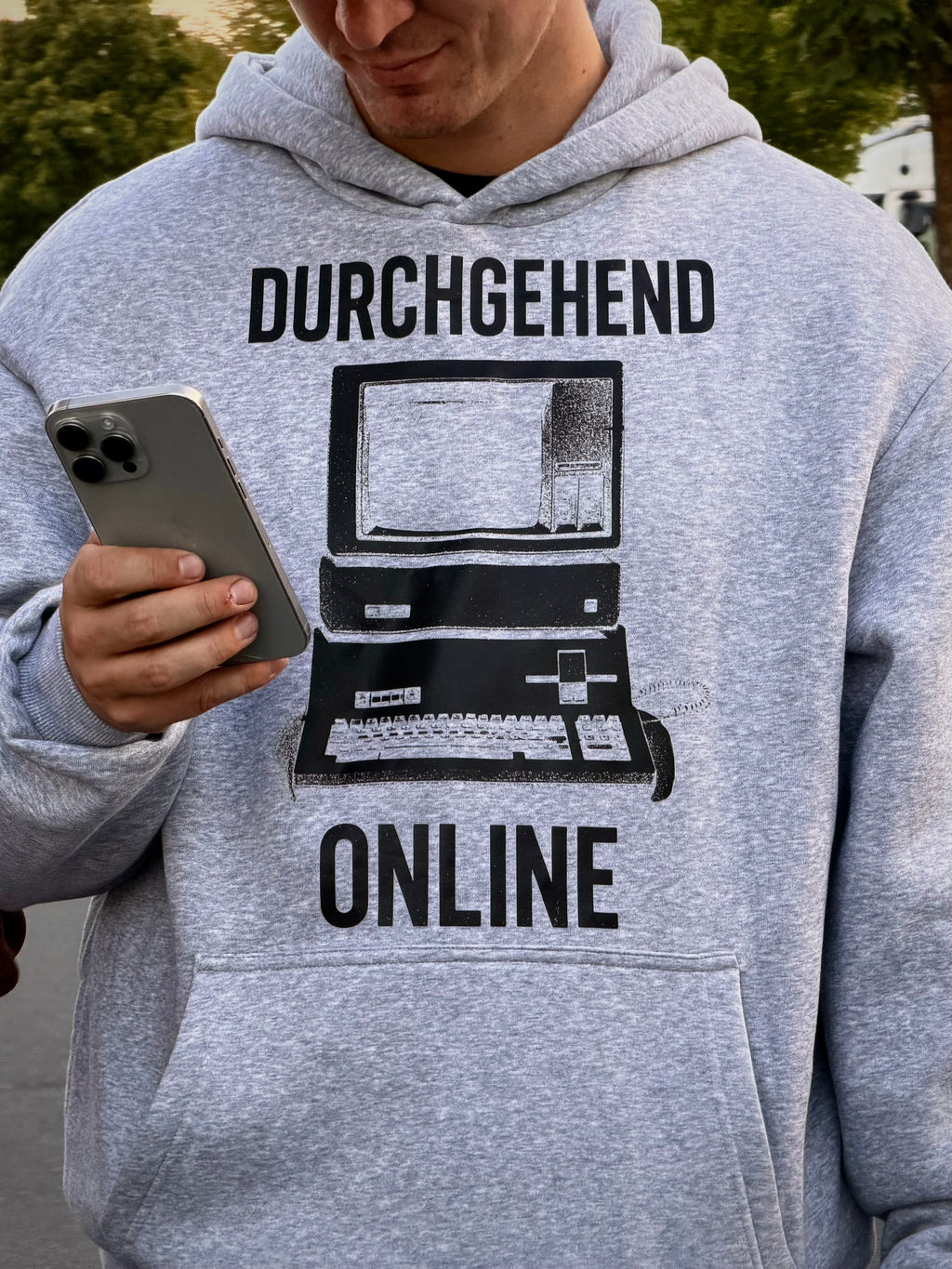 Fluffy Hoodie "DURCHGEHEND ONLINE" Grau