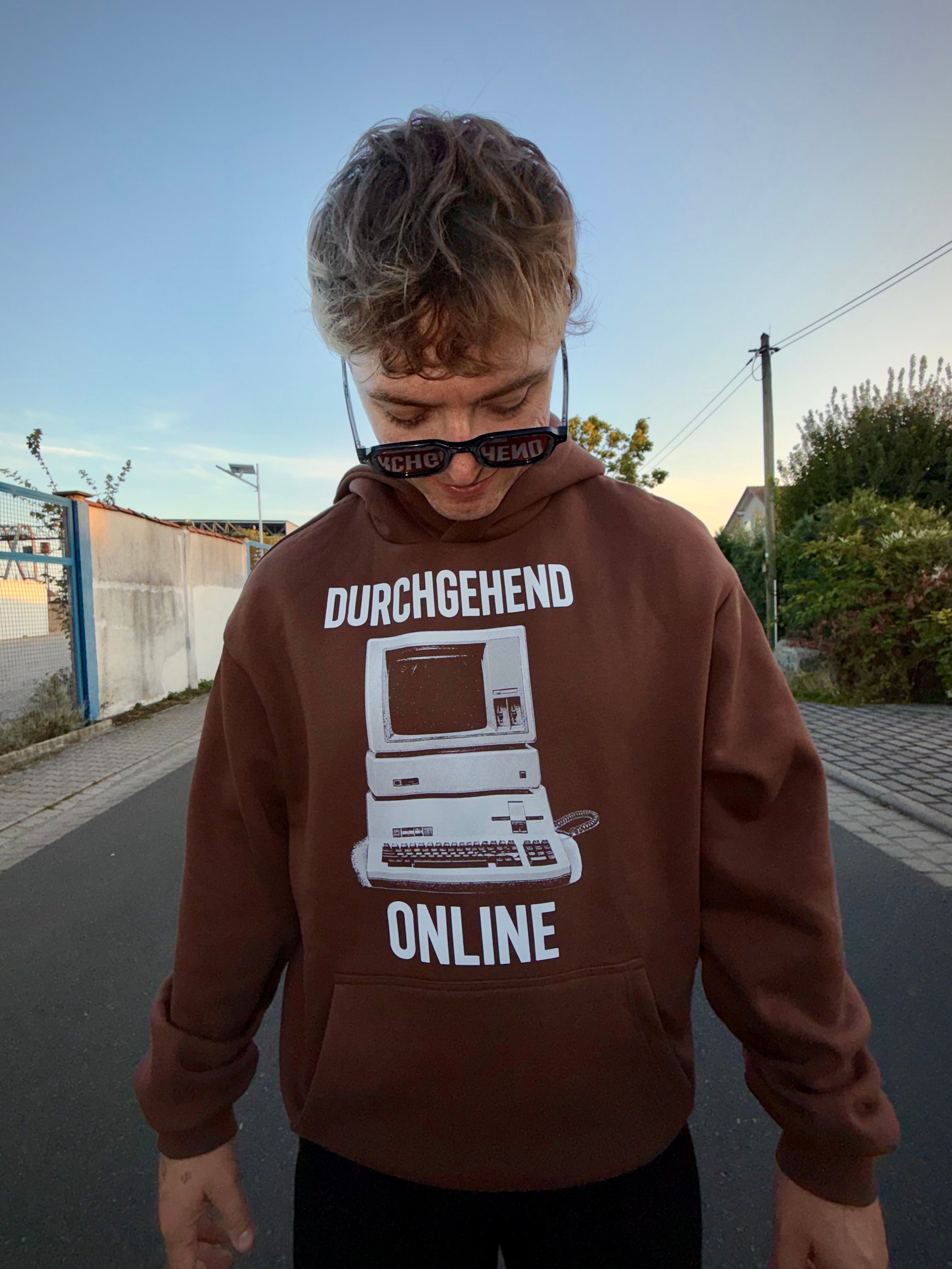 Fluffy Hoodie "DURCHGEHEND ONLINE" Braun
