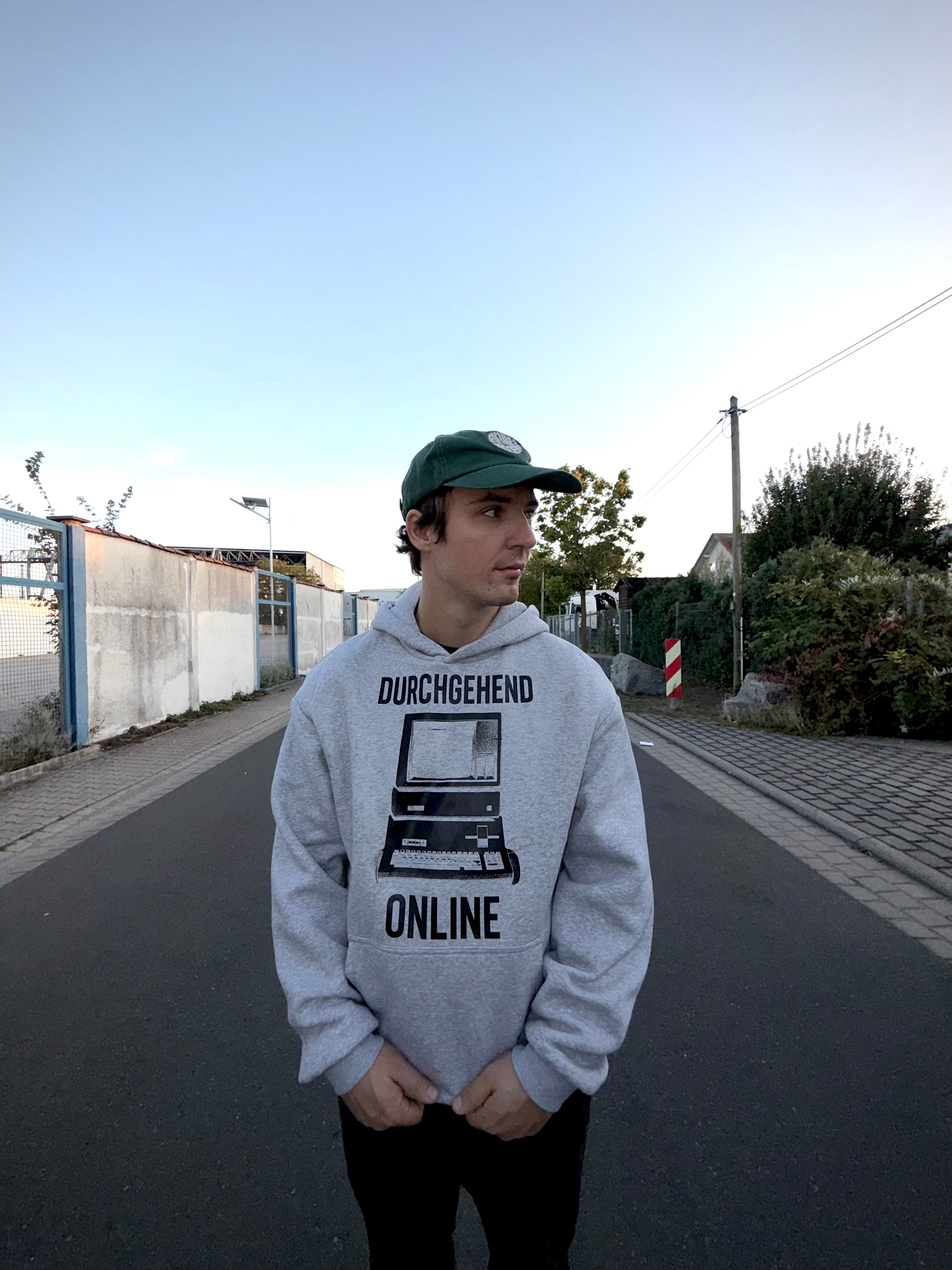 Fluffy Hoodie "DURCHGEHEND ONLINE" Grau