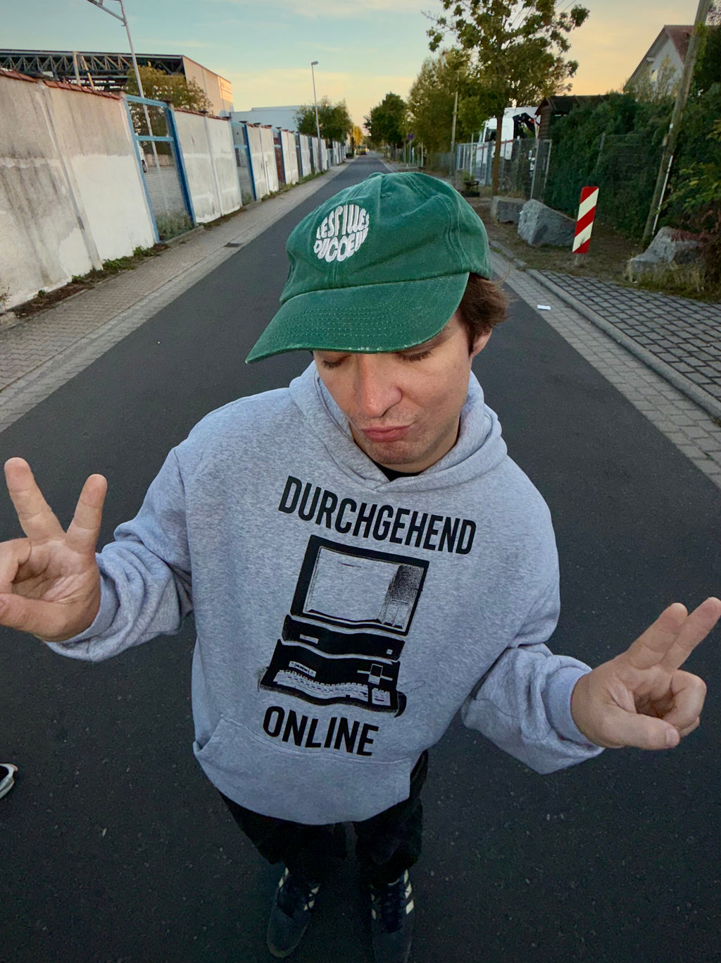 Fluffy Hoodie "DURCHGEHEND ONLINE" Grau