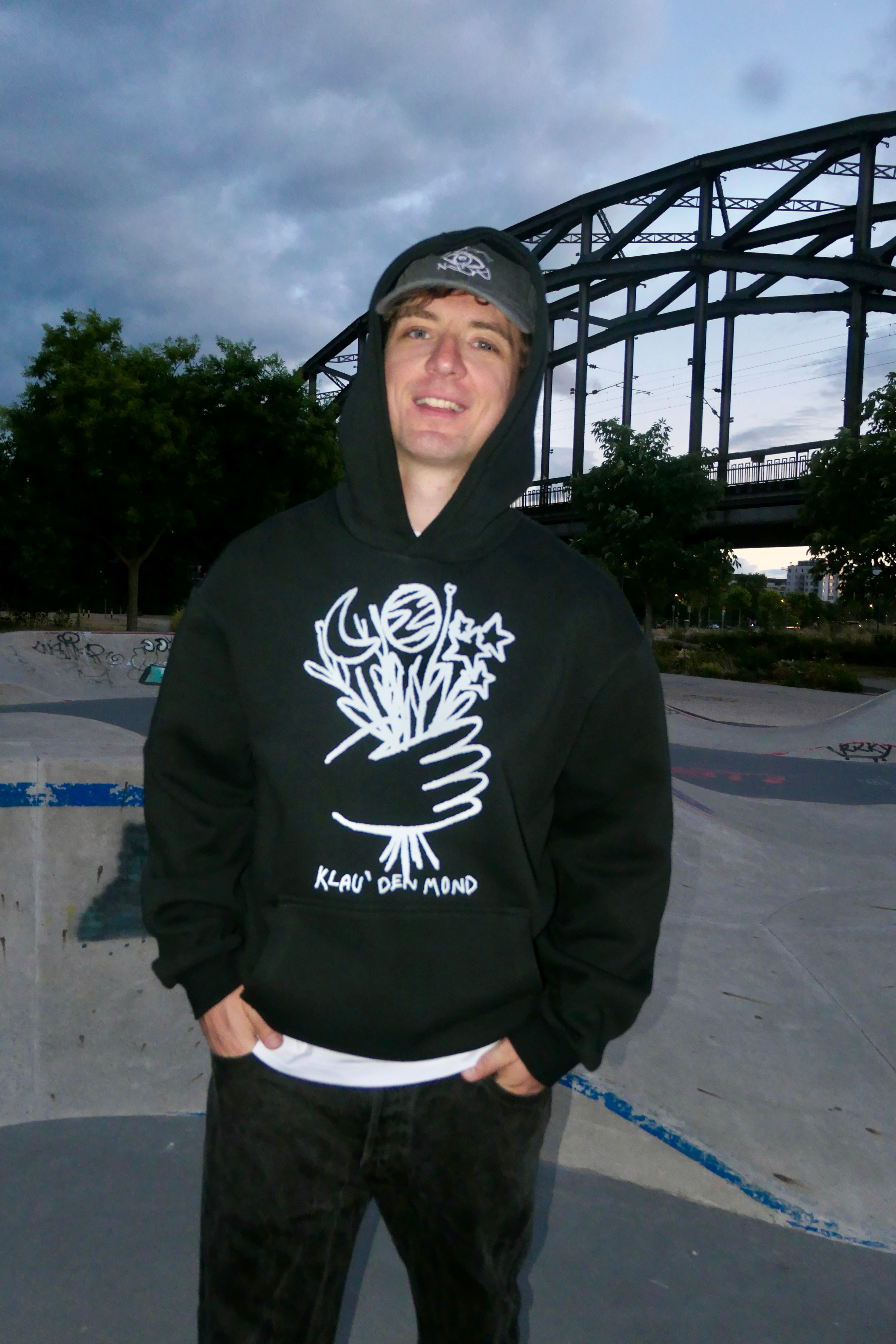 HE/RO Fluffy Hoodie "Klau den Mond"