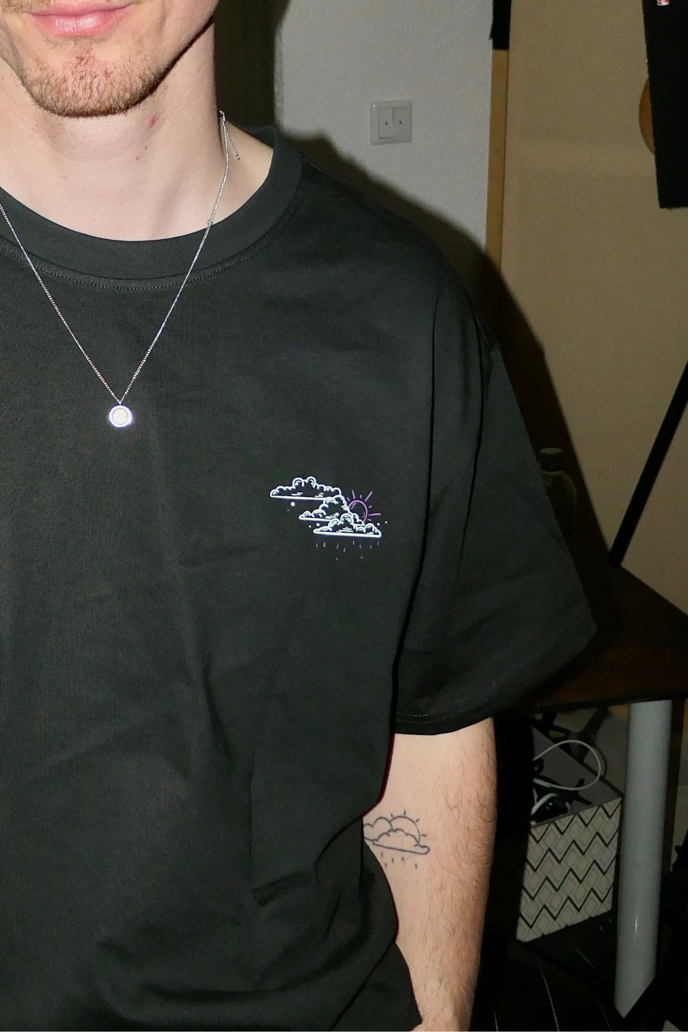 Oversize T-Shirt "Was mich nicht umbringt" schwarz